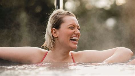 Husband drunk and made out in the hot tub with mother of my。